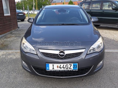 OPEL ASTRA J 1.4 Selection Sérülésmentes. vezetett szervizkönyv. 2. tulaj