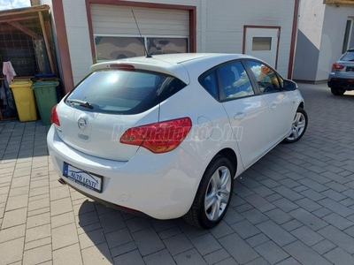 OPEL ASTRA J 1.4 T Enjoy SZERVIZKÖNYV. 167.000 KM. 2. TULAJ. TEMPOMAT