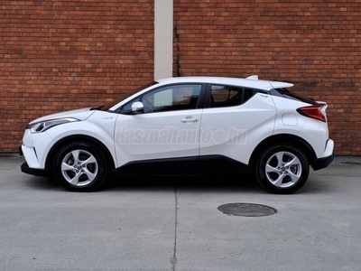 TOYOTA C-HR 1.8 Hybrid Comfort e-CVT TÁVTARTÓ-SÁVTARTÓ-KOCCANÁSGÁTLÓ-KAMERA-KULCSNÉLKÜLI INDÍTÁS-LED MENETFÉNY