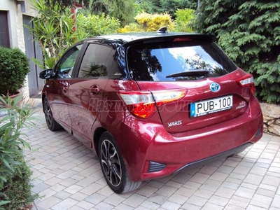 TOYOTA YARIS 1.5 VVT-i Hybrid Selection Red e-CVT MAGYARORSZÁGI AUTOMATA VÁLTÓ HÖLGY TULAJDONOSTOL