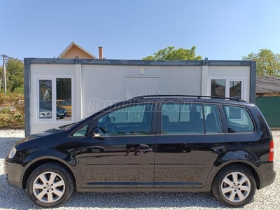 VOLKSWAGEN TOURAN 1.6 FSI Trendline 7 Személyes! Szervizkönyv! AUTÓBESZÁMÍTÁS!