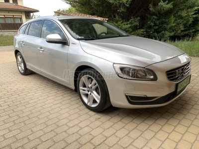 VOLVO V60 2.4 D [D6] PHEV AWD Summum Geartronic Távolságtartó tempomat. erősebb motor