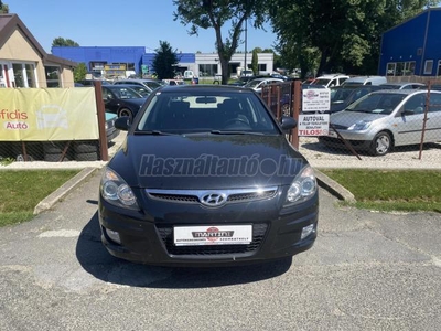 HYUNDAI I30 1.4 DOHC Classic 2KULCS 8 KERÉK 10 LÉGZSÁK VÉGIG VEZETETT SZERVIZKÖNYV