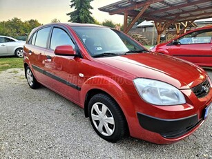 KIA RIO 1.4 EX Plus Magyarországi Forgalomba Helyezés téli nyári garnítura 3-Tulaj