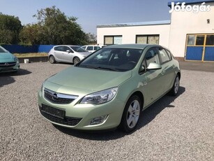 Opel Astra J 1.6 Enjoy + 49.000 km !! +Szervízk...