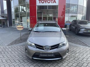 TOYOTA AURIS 1.8 HSD Sol Navi (Automata) + Téi kerék garnitúrával