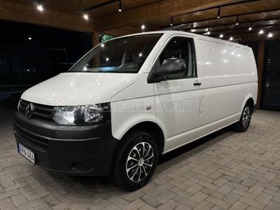 VOLKSWAGEN TRANSPORTER T5 2.0 CR TDI Vezetett Szervizkönyv. Hosszított!