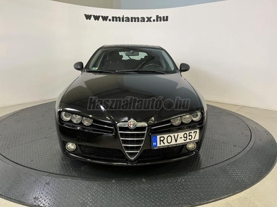 ALFA ROMEO 159 SW 1.9 JTD 16V Sportiva leinformálható. vezetett szervizkönyves. 2 gyári indítókulcs