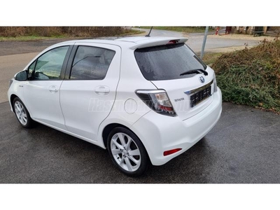 TOYOTA YARIS 1.5 HSD Lounge (Automata) FÉLBŐR-TOLATÓKAMERA-ÜVEGTETŐ