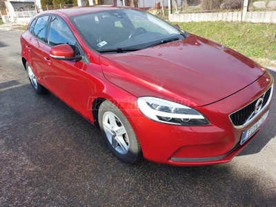 VOLVO V40 2.0 D [D2] Momentum