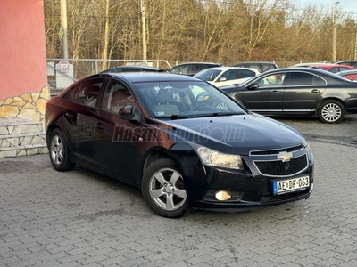 CHEVROLET CRUZE 1.6 LS Plus 16K ÚJSZGUMI PDC BI-COLOR SZERVÓ KLÍMA HIFI ISOFIX 210EKM EU5 SZKÖNYV MEGKÍMÉLT