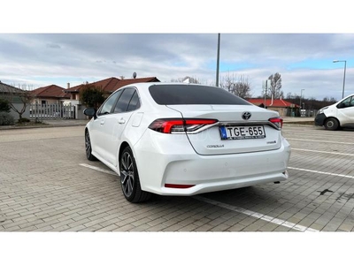 TOYOTA COROLLA Sedan 1.8 Hybrid Executive VIP e-CVT + Gyári garancia. sérülésmentes. vezetett szervizkönyv