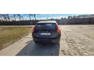 VOLVO V60 2.0 D [D3] Momentum Geartronic