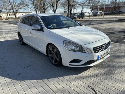 VOLVO V60 2.4 D [D4] AWD R-Design Momentum Geartronic