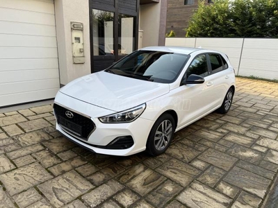 HYUNDAI I30 1.4 MPi GO! Plus Navi. kamera. szervízkönyv. sérülésmentes