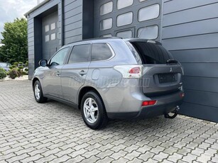 MITSUBISHI OUTLANDER 2.2 DI-D Instyle Navi 4WD (Automata) SZERVIZKÖNYV / 7FŐ / NAPFÉNYTETŐ / KAMERA / VONÓHOROG