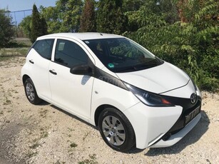 TOYOTA AYGO 1.0 x-play Vezetett szervízkönyv. végig igazolt km ! 1 év garancia