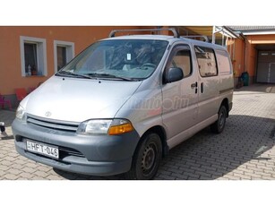 TOYOTA HI-ACE Hiace 2.4 D Glass Van