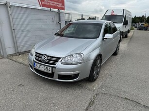 VOLKSWAGEN JETTA 2.0 FSI Comfortline AZONNAL VIHETŐ.KITŰNŐ MOTOR.VÁLTÓ.KETTŐ KULCS