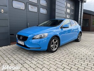 Volvo V40 1.6 T2 Momentum Szervizkönyv / 96ekm...