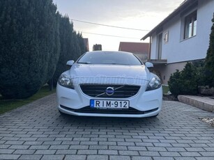 VOLVO V40 2.0 D [D4] Momentum