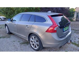 VOLVO V60 2.4 D [D5] AWD Summum Geartronic