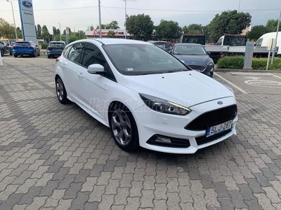 FORD FOCUS 2.0 EcoBoost ST3 S S Magyarországi. szervizkönyv