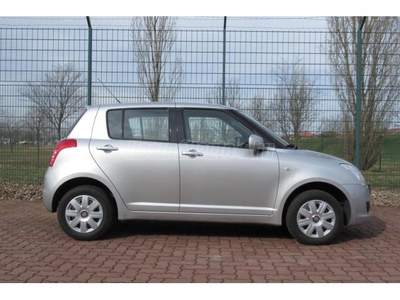 SUZUKI SWIFT 1.3 GLX CD AC 4x4 (Szervizköny+Sérülésmentes) 1Év Garancia