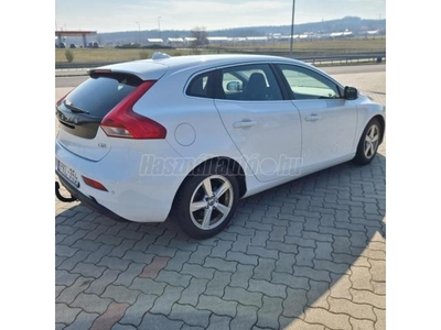 VOLVO V40 1.6 D [D2] Momentum M