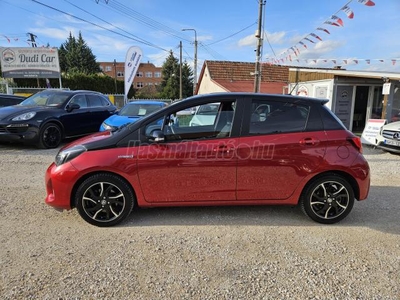 TOYOTA YARIS 1.5 HSD Bi-Tone e-CVT SZERVIZKÖNYV-ÜLÉSFŰTÉS-TOLATÓKAMERA-TEMPOMAT!