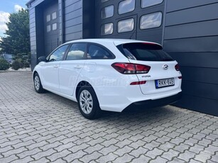 HYUNDAI I30 1.6 CRDi MP Life DCT SZERVIZKÖNYV / 27 % ÁFÁS / 1.TULAJ / MAGYARORSZÁG-i / TÉLI CSOMAG / TOLATÓRADAR