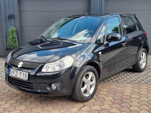 SUZUKI SX4 1.5 GC AC MEGKÍMÉLT. KLÍMÁS. SZAVATOLT KM. VONÓHOROG. ALUFELNI. SZKÖNYV .2026/04-IG VIZSG