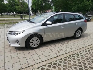 TOYOTA AURIS Touring Sports 1.33 Live Magyarországi. szervizkönyv. egy tulaj