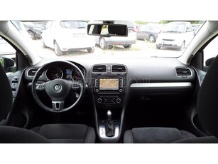 VOLKSWAGEN GOLF VI 1.6 TDi Highline DSG VezSzkönyvDigitNaviTempoBi-XenonParkradÜlfűtBluetoothAux1tul