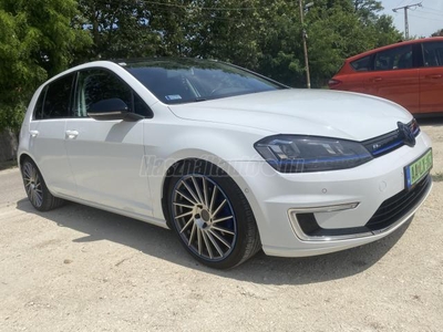 VOLKSWAGEN GOLF VII e-Golf R-line. sportbr.led. kamera. Helix Zene Full extra