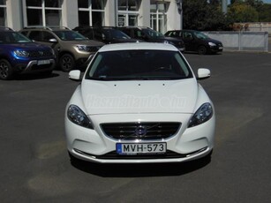 VOLVO V40 1.6 T3 Momentum Magyar. KM futás garancia. szervizkönyves. márkakereskedésből!