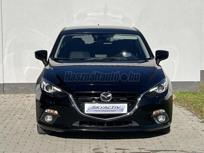 MAZDA 3 Sport 2.0 Revolution Navi/Bi-Xenon/LED/HUD/BOSE/Kamera/18-as Alu/RVM/Sérülésmentes/Szervizkönyves