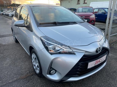 TOYOTA YARIS 1.0 Live Plus 55.000KM TOLATÓKAMERA SÁVTARTÓ RÁFUTÁSGÁTLÓ MULTIKORMANY