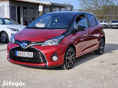 Toyota Yaris 1.5 HSD Bi-Tone e-CVT Szervizkönyv...