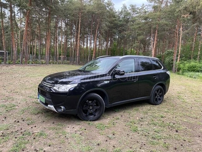 MITSUBISHI OUTLANDER 2.0 PHEV Instyle Navi 4WD CVT EU6