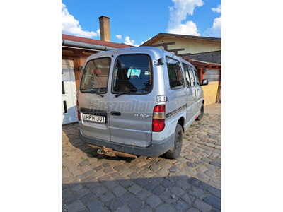 TOYOTA HI-ACE Hiace 2.4 D Glass Van