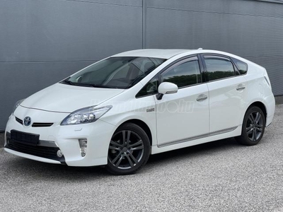 TOYOTA PRIUS PLUG-IN GYÖNGYFEHÉR.NAVI.MULTIMÉDIA.17-ES KERÉK.2DB KULCS