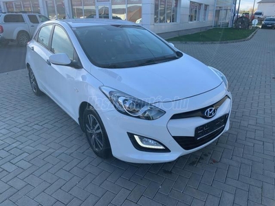 HYUNDAI I30 1.4i Comfort VEZETETT SZERVIZKÖNYV!