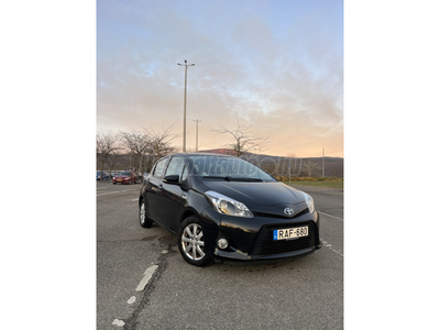 TOYOTA YARIS 1.5 HSD Active (Automata) NAVI-TOLATÓKAMERA-ÉRINTŐ KÉPERNYŐ