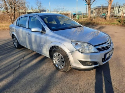 OPEL ASTRA H Sedan 1.6 Enjoy 4 ajtós