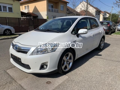 TOYOTA AURIS 1.8 HSD Sol Navi (Automata) HYBRID.FACELIFT.ALCANTARA BŐR.NAVI.DVD MONITOROK.EL.TETŐABLAK.RADAR.ALUKEREK