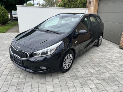 KIA CEE'D SW 1.4 CVVT LX Szervizkönyv. Friss műszaki! első tulaj!