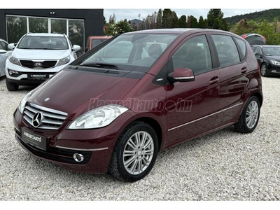 MERCEDES-BENZ A 150 Elegance Autotronic MOTOROS PANORÁMAETŐ. ÜLÉSFÚTÉS. TEMPOMAT. NAVI. TÉLI-NYÁRI GUMISZETT