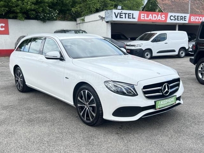 MERCEDES-BENZ E 300 de T 9G-TRONIC EQ Power Avantgarde LED Carplay Kamera NAVI Fabetét