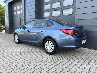 OPEL ASTRA J Sedan 1.4 T Enjoy (Automata) EURO6 SZERVIZKÖNYV / 55ekm / 1.TULAJ / MAGYARORSZÁG-i / KORMÁNYFŰTÉS / XENON